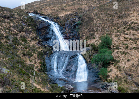 Blackhill cascata (EAS o un' Bhradain cascata) su Allt Coire nam Bruadaram river sull isola di Skye, regione delle Highlands, Scotland, Regno Unito Foto Stock
