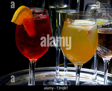 La sangria bianca e rosa il vino in bicchieri di vino Foto Stock