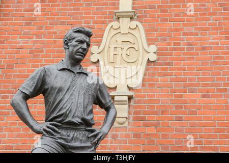 Statua ot Johnny Haynes, il Maestro, al di fuori di Craven Cottage casa di Fulham Football Club, Fulham, West London, Regno Unito Foto Stock