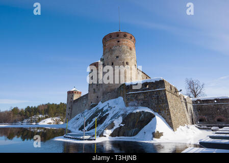 Close-up dell' antica fortezza di Olavinlinna su un marzo pomeriggio. Savonlinna, Finlandia Foto Stock