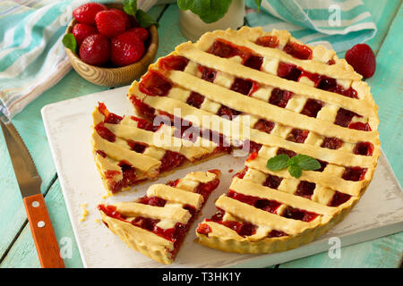 Berry pie estate. Torta dolce, crostata con bacche fresche Fragole. Deliziosa torta di fragole. Foto Stock
