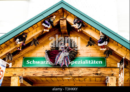 Negozio di souvenir e souvenirshops in Titisee, una piccola cittadina nella Foresta Nera; Foto Stock