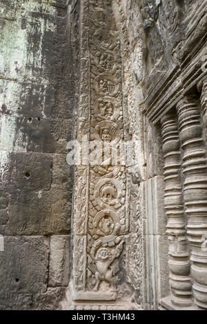 Pannello di animale, compreso il famigerato dinosauro nelle rovine di pietra di Ta Prohm, o il Tempio della giungla, in Siem Reap, Cambogia. Foto Stock