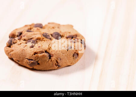 Farina di avena biscotti al cioccolato su uno sfondo di legno. Spazio libero per il lettering e design Foto Stock