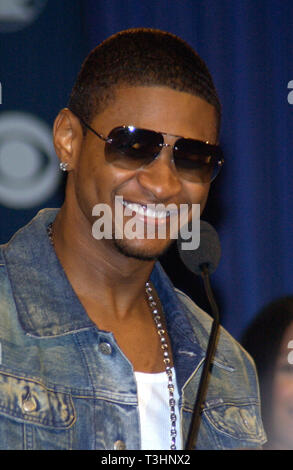 LOS ANGELES, CA. 04 gennaio 2002: Singer USHER a candidature annuncio, in Beverly Hills per la 44th Annual Grammy Awards. © Paul Smith/Featureflash Foto Stock