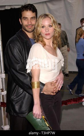 LOS ANGELES, CA. Gennaio 09, 2002: attrice CHRISTINA APPLEGATE HA e attore marito Johnathan Schaech presso la American Music Awards di Los Angeles. © Paul Smith/Featureflash Foto Stock