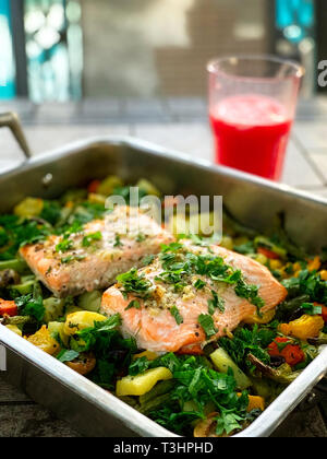 Di salmone al forno di verdure Foto Stock