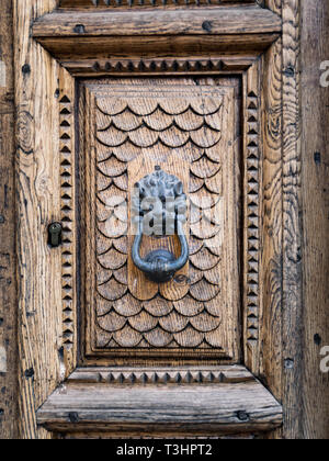 Porta di antiquariato respingente conformata come la testa di un leone. Foto Stock