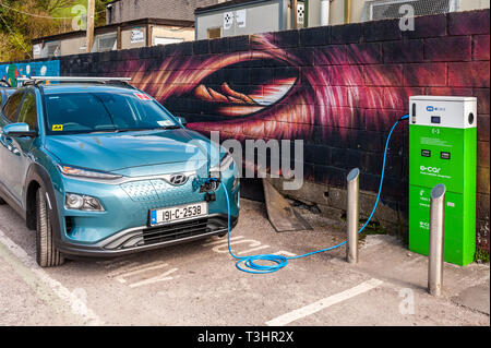 Ricarica per auto elettriche Hyundai presso un punto di ricarica elettrica ESB a Bantry, West Cork, Irlanda. Foto Stock