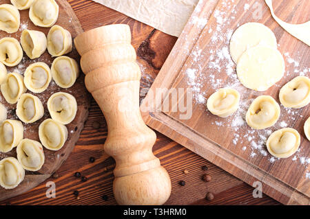 La cottura di ravioli fatti in casa con carne. La deliziosa cena e pranzo Foto Stock