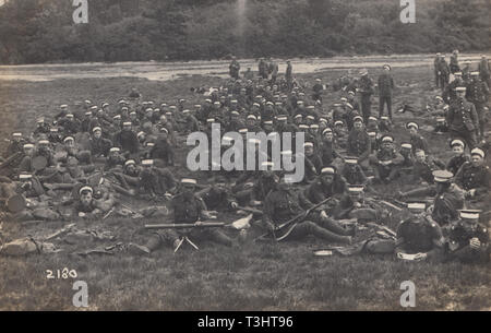 Vintage Cartolina fotografica che mostra esercito britannico di soldati. Eventualmente a Bordon in Hampshire. Foto Stock