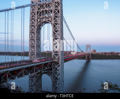 Una vista panoramica di George Washington Bridge come presi da Fort Lee, New Jersey collegamento a NYC attraverso fiume Hudson Foto Stock