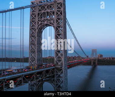 Una vista panoramica di George Washington Bridge come presi da Fort Lee, New Jersey collegamento a NYC attraverso fiume Hudson Foto Stock