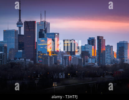 Toronto Skyline da Riverdale Park East mostra sun riflessioni sugli edifici durante le ore di colore blu Foto Stock