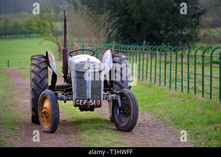 Vecchio trattore Foto Stock