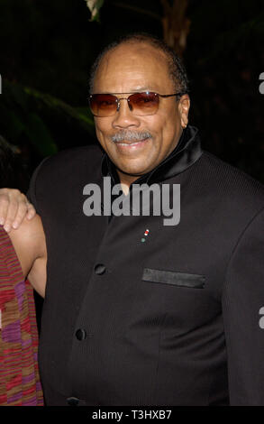 LOS ANGELES, CA. Febbraio 26, 2002: musicista Quincy Jones al pre-Grammy festa data da Clive Davis di record di J presso il Beverly Hills Hotel. © Paul Smith / Featureflash Foto Stock