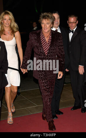 LOS ANGELES, CA. Febbraio 26, 2002: Pop star ROD STEWART con la fidanzata PENNY LANCASTER in pre-Grammy festa data da Clive Davis di record di J presso il Beverly Hills Hotel. © Paul Smith / Featureflash Foto Stock