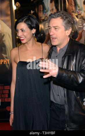 LOS ANGELES, CA. Marzo 11, 2002: attore Robert De Niro con la figlia attrice DRENA DE NIRO al mondo premiere, a Hollywood, del loro nuovo film Showtime. © Paul Smith / Featureflash Foto Stock