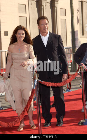 LOS ANGELES, CA. Marzo 16, 2002: attore Arnold Schwarzenegger e la moglie Maria SHRIVER al ventesimo anniversario premiere di E.T. L'Extra-Terrestre, in Los Angeles. © Paul Smith / Featureflash Foto Stock