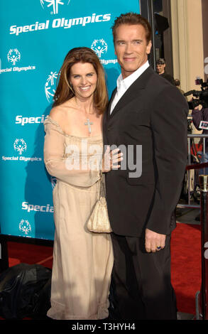 LOS ANGELES, CA. Marzo 16, 2002: attore Arnold Schwarzenegger e la moglie Maria SHRIVER al ventesimo anniversario premiere di E.T. L'Extra-Terrestre, in Los Angeles. © Paul Smith / Featureflash Foto Stock