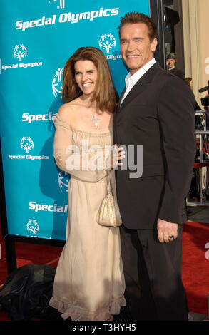 LOS ANGELES, CA. Marzo 16, 2002: attore Arnold Schwarzenegger e la moglie Maria SHRIVER al ventesimo anniversario premiere di E.T. L'Extra-Terrestre, in Los Angeles. © Paul Smith / Featureflash Foto Stock