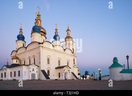 Il punto di vista del cinque-cupola St Sophia-Assumption Cattedrale nella luce del tramonto. Cremlino Tobolsk. Tobolsk. Oblast di Tjumen. La Russia Foto Stock