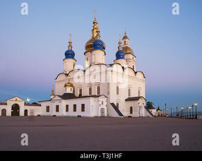 Il punto di vista del cinque-cupola St Sophia-Assumption Cattedrale nella luce del tramonto. Cremlino Tobolsk. Tobolsk. Oblast di Tjumen. La Russia Foto Stock
