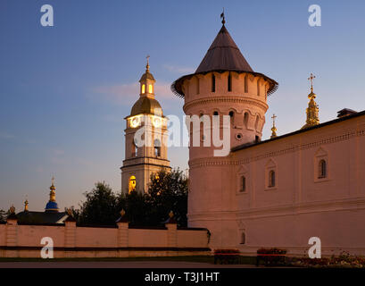 La sera il panorama del campanile e la torre angolare della sede cortile (Gostiny Dvor). Tobolsk. Oblast di Tjumen. La Russia Foto Stock