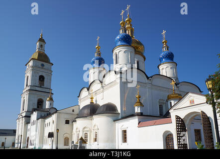 Il punto di vista del cinque-cupola St Sophia-Assumption Cattedrale e la torre campanaria del Cremlino Tobolsk. Tobolsk. Oblast di Tjumen. La Russia Foto Stock