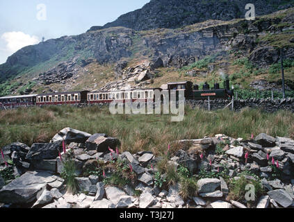 Locomotiva a vapore alpinista di Ffestiniog Railway sul percorso di Blaneau Ffestiniog passando attraverso l'ardesia villaggi minerari, Gwynedd, il Galles del Nord Foto Stock