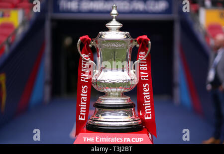 Close up della gazzetta FA Cup Trophy precedendo la FA Cup semi final match allo Stadio di Wembley, Londra. Foto Stock