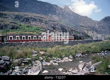 Locomotiva a vapore alpinista di Ffestiniog Railway sul percorso di Blaneau Ffestiniog passando attraverso l'ardesia villaggi minerari, Gwynedd, il Galles del Nord Foto Stock