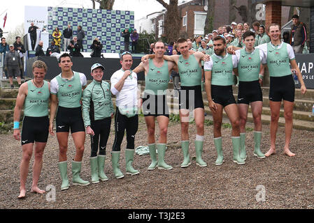 James Cracknell, Callum Sullivan, Matteo Holland, Natan Wegrzycki-Szymczyk, concedere Bitler, Sam Hookway, Dara Alizadeh, Freddie Davidson e Dave Bell di Cambridge dopo aver vinto gli uomini della gara in barca sul fiume Tamigi, Londra. Foto Stock