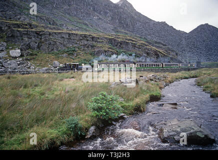 Locomotiva a vapore alpinista di Ffestiniog Railway sul percorso di Blaneau Ffestiniog passando attraverso l'ardesia villaggi minerari, Gwynedd, il Galles del Nord Foto Stock