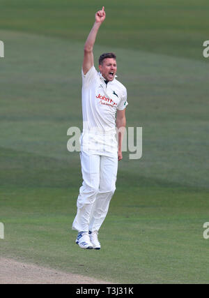 Nottinghamshire della sfera di Jake celebra tenendo il paletto di Yorkshire Harry brook durante il giorno quattro di Specsavers County Championship Division One corrispondono a Trent Bridge, Nottingham. Foto Stock