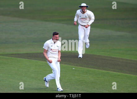 Nottinghamshire della sfera di Jake celebra tenendo il paletto di Yorkshire Harry brook durante il giorno quattro di Specsavers County Championship Division One corrispondono a Trent Bridge, Nottingham. Foto Stock