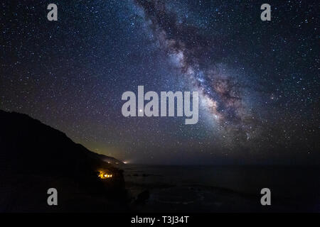 Via Lattea galassia e cielo notturno sopra la costa della California lungo la Pacific Coast Highway vicino a Big sur Foto Stock