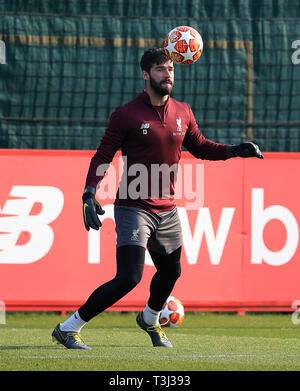 Liverpool goalkeeper Alisson Becker durante la sessione di allenamento a Melwood, Liverpool. Foto Stock