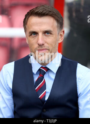 In Inghilterra le donne manager, Phil Neville davanti alla International amichevole al controllo energetico County Ground, Swindon. Foto Stock