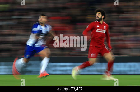 Liverpool è Mohamed Salah (destra) in azione durante la UEFA Champions League quarti di finale, la prima gamba corrispondono ad Anfield, Liverpool. Foto Stock