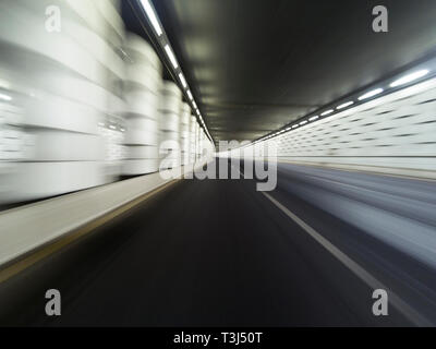 Tunnel bianco accelerando il moto lunga esposizione foto. Foto Stock