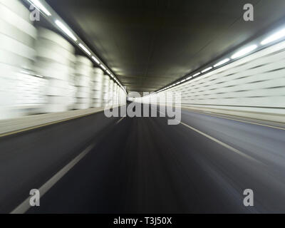 Tunnel bianco accelerando il moto lunga esposizione foto. Foto Stock