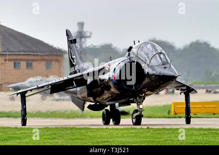 Un British Aerospace Harrier T.8 -n. di serie ZB603/724 di No.899 NAS, Royal Navy Fleet Air Arm taxi verso la pista di atterraggio di RNAS Yeovilton, Somerset, Regno Unito Foto Stock