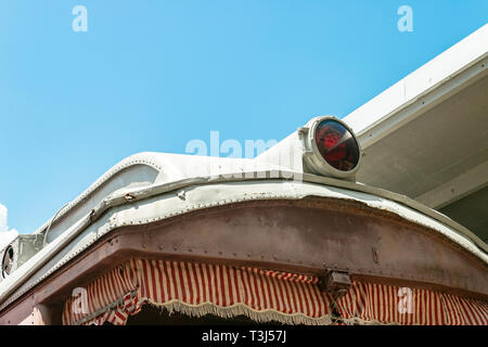 Primo piano di luce sulla parte anteriore della rampa d'epoca auto a Galveston Railway Museum Foto Stock