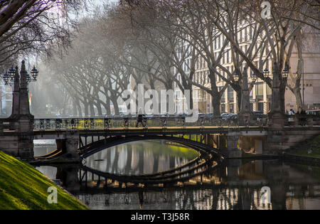 Il Kšnigsallee, Kš, DŸsseldorf, Kš-Graben stagno, con ponte e albero vicolo, lo shopping di lusso street, Germania Foto Stock