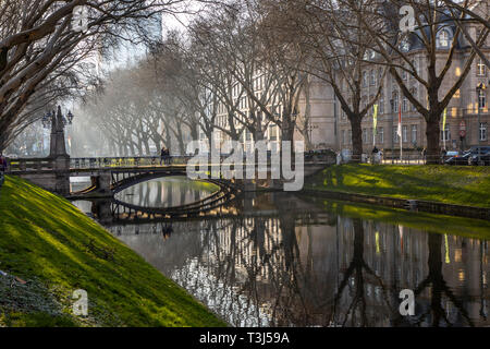 Il Kšnigsallee, Kš, DŸsseldorf, Kš-Graben stagno, con ponte e albero vicolo, lo shopping di lusso street, Germania Foto Stock