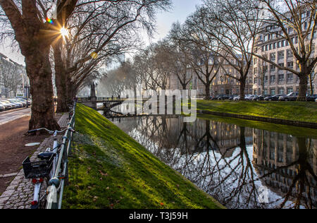 Il Kšnigsallee, Kš, DŸsseldorf, Kš-Graben stagno, con ponte e albero vicolo, lo shopping di lusso street, Germania Foto Stock