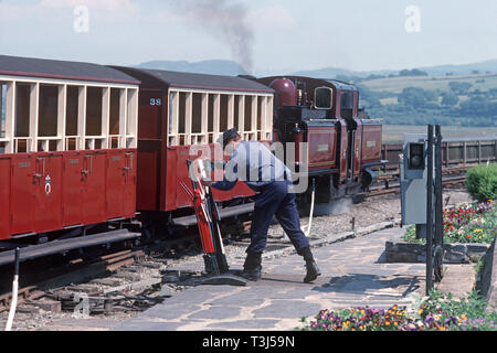 Driver motore di Merddin Emrys rotaie di commutazione su Cob causeway approccio a Porthmadog sul Ffestiniog Railway, Porthmadog a Blaenau Ffestiniog, Gwynedd, il Galles del Nord Foto Stock