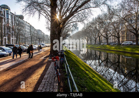 Il Kšnigsallee, Kš, DŸsseldorf, Kš-Graben stagno, con ponte e albero vicolo, lo shopping di lusso street, Germania Foto Stock