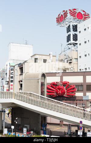 Street view, compreso un ristorante con il granchio gigante segni, in Sakai city, Osaka, Giappone. Foto Stock